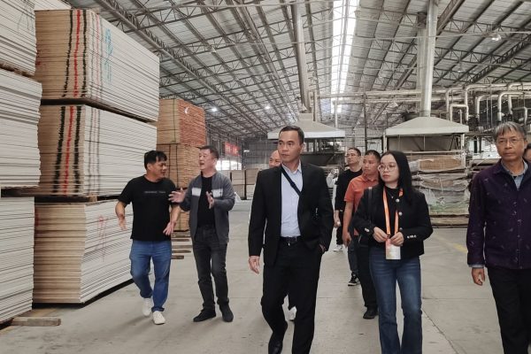 Vietnam clients visited our factory.